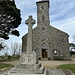 Kirche mit Kriegsdenkmal für die 18 Gefallenen von Sark (1. Weltkrieg)