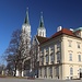 vorbei am Kirchenkomplex