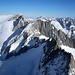 Galenstock (3586m): Gipfelaussicht nach Norden über den verdammt langen Grat zum Tiefenstock (3515m) und weiter über den Rhonestock (3589m), Dammastock (3630,3m) und Schneestock (3608m) bis zum Eggstock (3556m).