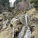 Kleiere Wasserkaskade und rechts im Bild die zweite leichte versicherte Stelle