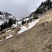 Cira in Bildmitte die verfallende Hüttte auf 1820hm. Vom Aufnahmestandort des Bildes stieg ich rechts direkt hoch zum Säbelspitz