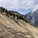 In der untern Bildmitte sieht man noch einen (gebogenden) Teil der sonst vergangenden Wegspur, welche vermutlich horizontal zur anderen Hütte auf 1920hm quert