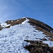 Auf 1950 m ü. M. habe ich den Nordgrat erreicht. Der Grat selber ist mehrheitlich schneefrei. Der Triebschnee hier oben war sowieso häufig nicht tragend.