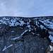 In der Nordwestflanke zum Leistchamm liegt noch viel Schnee, und dieser war am Morgen ziemlich hart gefroren. Auf 1700 m ü. M. habe ich die Steigeisen montiert. So ging es viel einfacher und sicherer.