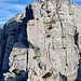 Rot: Mein Aufstiegsweg auf den Turm. Blau: Richtiger Weg im oberen Teil. Grün: Das Loch, wo die mMn schwierigere Variante gerade hoch geht.