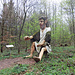 Ein Rund 5 Meter grosser Riese im Wald.