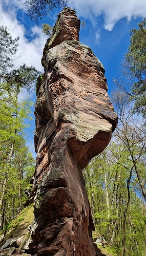 Unter dem Geierstein. An der linken Kante verläuft die Kletterroute Geierwally.