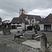 Brunnen und Kirche.