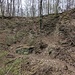 Unten in der Doline, hinten findet sich noch der Zugang zur Höhle.