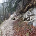 und über den Wanderweg hinab