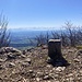 Vermessungsstein auf dem Hällchöpfli - mit Weitblick zu den Alpen