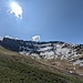 Im Kessel noch Schnee. Wir gehen den Rücken links zum Ostgipfel, zum Schluss eine Schneeflanke, Abstieg dann über den rechten Rücken.