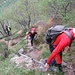 Superato un passaggio attrezzato con una catena (niente di pericoloso), il sentiero assume pendenze da km verticale e segue dritto per dritto il tracciato di un elettrodotto.