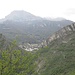Il sentiero sale ripido nel bosco e si avvicina alle pareti rocciose, mentre dietro di noi il panorama comincia ad aprirsi verso la Grignetta.