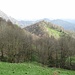 Terminato il bosco, si sbuca nei bucolici prati sottostanti il borgo vecchio di Erna.