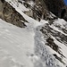 Das im Aufstieg noch nicht wegeschmolzende ebene Schneesäumchen welches mir einen komfortablen Zustieg zum Tunnel ermöglichte. <br />Gämse scheien den Weg auch zu nutzen, wobei die meisten Spuren dann zum gesprengten (und gesperrten) Weg denn in den Tunnel gingen