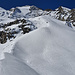 Auf der Moräne bei ca. 2500m: darüber von rechts der N-Grat zum Gross Bigerhorn, darunter nochmals die N-Flanke (hier bereits mit Spur), links dahinter der Balfrin NW-Gipfel