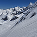 Aufstieg noch mit Ski über die untere N-Flanke: rechts die unteren, mit Schne- und Eis bedeckten Felsen der NNE-Rippe, dahinter über Schilthorn und Lammenhorn prominent Laggin- und Fletschhorn (jeweils von rechts) 