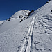 Ab ca. 3500m geht es bequemer wieder mit Ski über die oberste N- und NE-Flanke weiter, dahinter in der Mitte der mächtige Balfrin