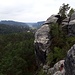 Wieder oben im Quergang. Da das Seil beim Rippenweg direkt nach oben läuft, kann man ihn in 2 Seillängen direkt bis zum Ring gehen.<br />Wer reinzoomt sieht unten den Wanderweg mit den Holzbegrenzungen - dort beginnt der Rippenweg, die erste Seillänge geht in etwa auf die Höhe auf der Claudia jetzt steht.