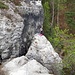 Wir teilten die 1. SL in 2 auf, da am vorgelagerten Kopf zum Nachholen ein Ring war und das Seil so nicht am Fels sägt und diesen schädigt. Von diesem Kopf erfolgt ein Übertritt über den von unten sichtbaren Kamin.