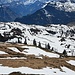Zahlreiche Schneefelder galt es im Aufstieg vom Oberblegisee zu queren. In der Bildmitte die Spuren des Wanderwegs, links am Rand des Kamms meine Spuren im Abstieg in die Senke.