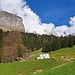Der Glärnisch liegt noch grossteils in Wolken, nur der First schaut raus.