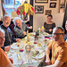 Vergnügliche Runde beim Abendessen.