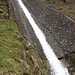 Wasser schiesst auf das Wandererlein los, man ist brückenlos