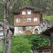 Holzhaus – mit Holz vor dem Haus