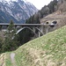 auch die Autobahn schlängelt sich durchs Tal, mal hier, mal drüben