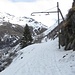 Hier steht ein Relikt: die Oberleitung der alten FO (Furka-Oberalpbahn). Dampf benötigt keinen Strom, aber der Mast, er steht immer noch da!