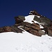 In der Bildmitte ist das Seil unter dem Schnee, deswegen kletterte ich rechts daneben durch den kleinen Riss (I+).