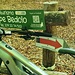<b>All’inizio del pascolo cerco inutilmente il sentiero o la stradina che conduce al grande caseggiato dell’alpeggio. Non ci sono ulteriori indicazioni. Seguo un sentierino che si rivela una pesta di mucche. Mi ritrovo, rammaricato, nel mezzo del pascolo. Nei pressi dell’edificio vengo rincorso da due cani arrabbiatissimi che per mia fortuna abbaiano soltanto.</b>