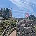 Unterwegs auf der Mauer vom "Castelo dos Mouros" mit Blick zum "Palácio Nacional de Pena".