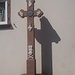 Statt einer gekreuzigten Christus-Figur: Die Symbole!