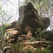 Die "Tische" sind eine weitere kuriose Eigenart des Sandstein. Riesige Brocken und Überhänge ruhen auf teils winzigschmalen "Beinchen"