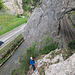 ... zum Einstieg in die Kletterroute - eingeklemmt zwischen Fels, Bach, Zug und Hauptstrasse :-) 