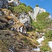 Schneereste und rote Pfeile vor der peppigsten Passage (finaler Gipfelanstieg)