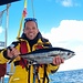 Stolz präsentiert Dennis den am 21. April gefangenen Thunfisch