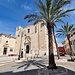 Stadtbummel: Placa del Princep in Mao, Menorca, mit dem ehemaligen Kloster (heute Mercat del Carme, links) und der Eglesia del Carme
