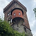 Passando sotto una bellissima ed imponente torre :  la Torre Biancardi a Rendemuro