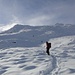 [u Lena] im Aufstieg zum Jägglischhorn. Links neben ihrem Kopf sieht man [u Marmotta] in seiner Funktion als Schneepflug.