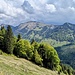 Unterhalb vom Gipfel, auch hier wieder freie Ausblicke. Gegenüber grollt es bereits etwas.