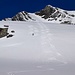Spuren in den Pulverschnee ziehen