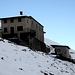 Raggiunta l’osteria - agriturismo alla Stazione Vetta decido di proseguire per la cima seguendo la cresta orientale, su 20 cm di neve polverosa e vergine. 
