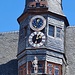 Kurioser Uhrenturm: mit jedem Glockenschlag stoßen die beiden Ochsen zusammen, neben dem Skelett schaun Figuren aus dem Fenster und darunter öffnet ein Kopf den Mund 
