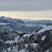 Im Rofan (links) ist schon tiefer Winter; dahinter die Zillertaler Berge.