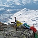 Gedenkkreuz beim Pizzo Tambo Skigipfel 3063m. Blick zum Lago di Montespluga