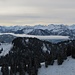Blick ins winterliche Karwendel; über dem Gebiet des Achensees liegen Wolkenbänke.
